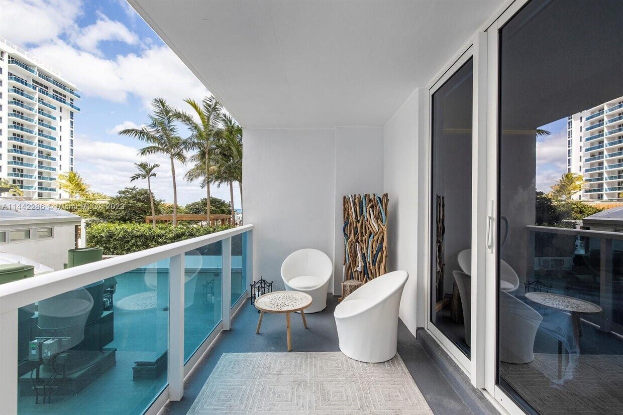 Primary Photo - 2301 Collins Ave