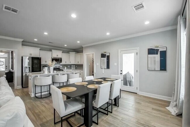 Foto del edificio - Luxurious 4BR Home with Office & Loft in Gonzales – Top Schools!