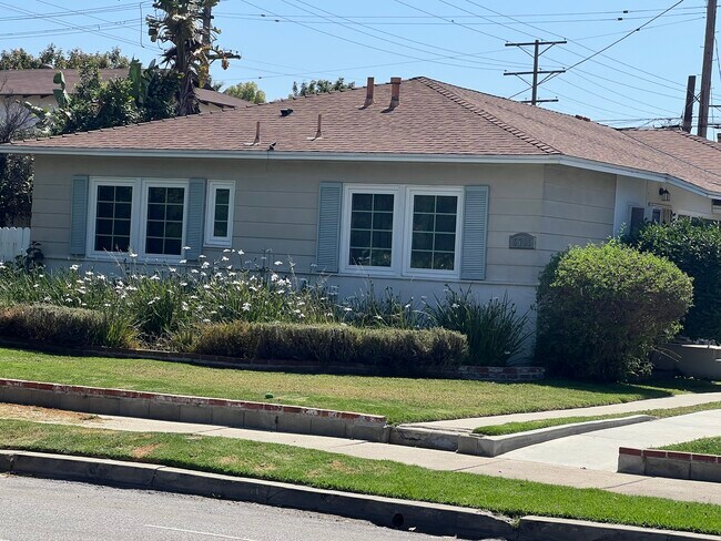 Foto del edificio - 5713 Woodman Ave
