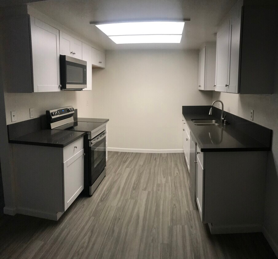 Primary Photo - 1366 E Oak Ave