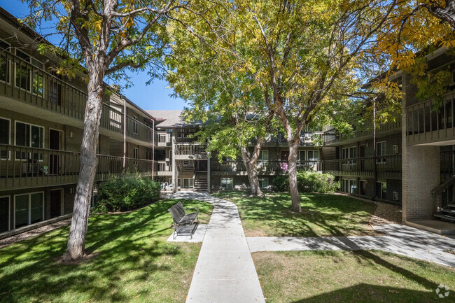 Courtyard - Flatiron View Apartments