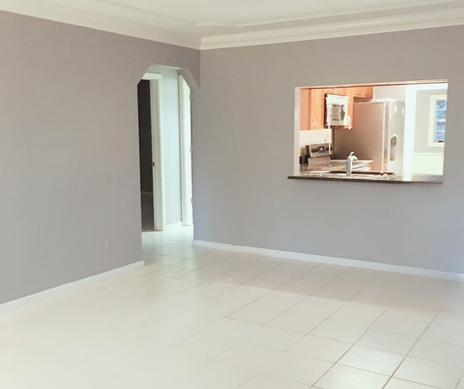 Spacious living room - 71 18th Ave S