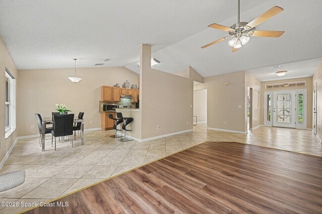 Building Photo - 558 Barber St