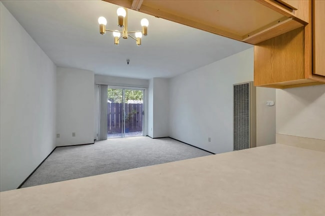 Building Photo - 106 Vista Prieta Ct