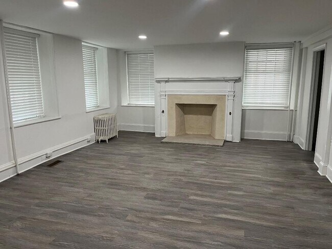 Foto del edificio - 2 bedroom, 1.5 bath with laundry in unit