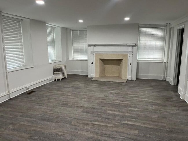 Building Photo - 2 bedroom, 1.5 bath with laundry in unit