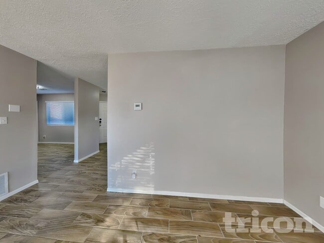 Building Photo - 848 Rebecca Ct NE