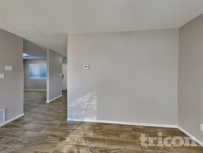 Foto del edificio - 848 Rebecca Ct NE