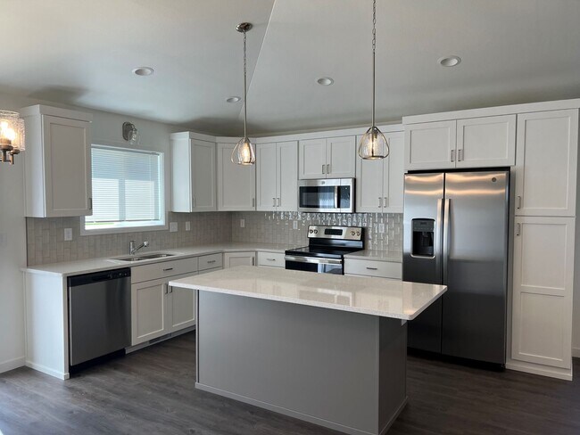 Building Photo - New 4 Bedroom/3 Bathroom House
