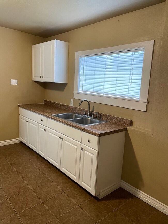 Building Photo - CHARMING HOUSE NEAR DOWNTOWN W/NEW FLOORIN...