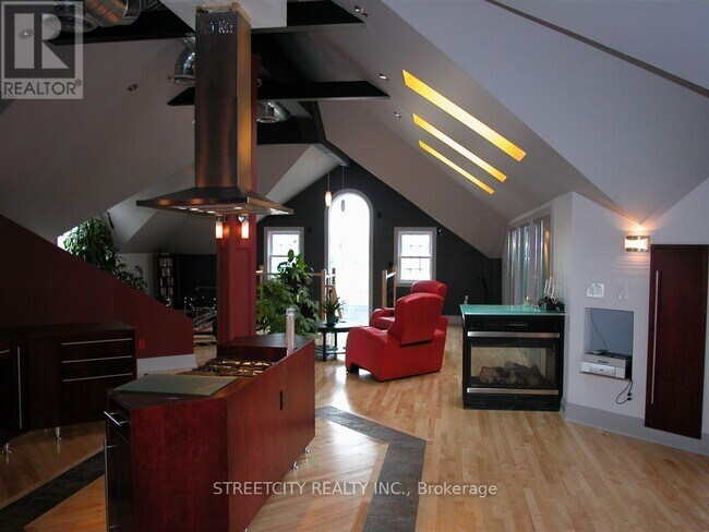 Photo du bâtiment - 339-339 Horton St E