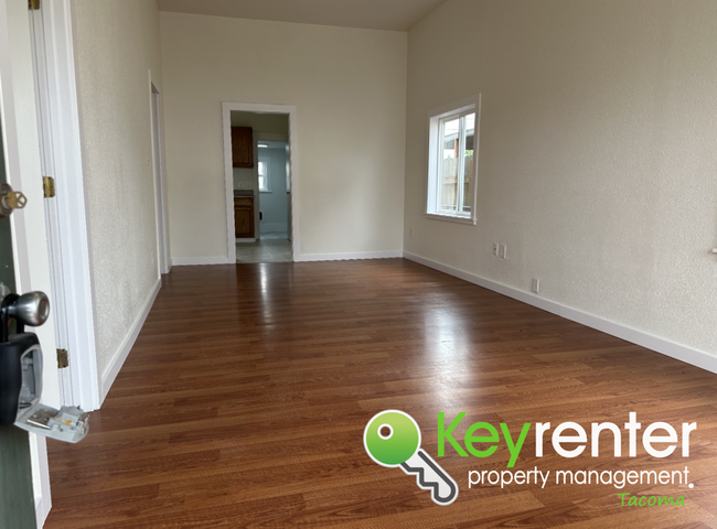 Foto del edificio - Remodeled 2 Bedroom 1 Bath House with 2 St...