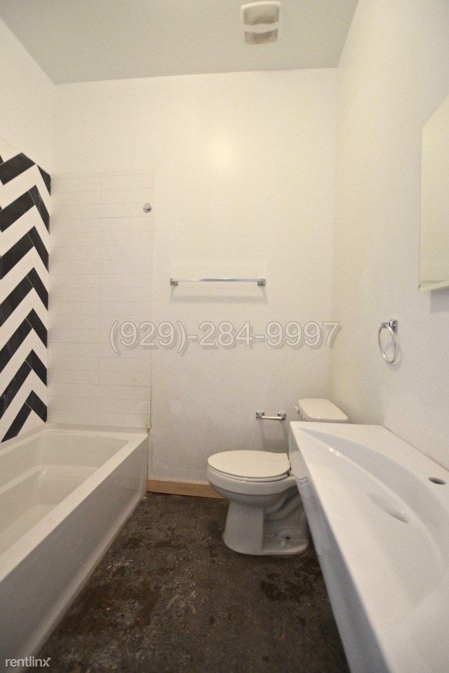 Building Photo - 1108 Halsey St