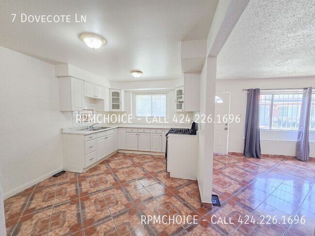 Building Photo - 7 Dovecote Ln