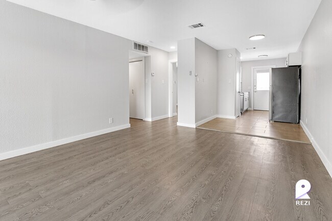 Foto del edificio - 6812 S Congress Ave