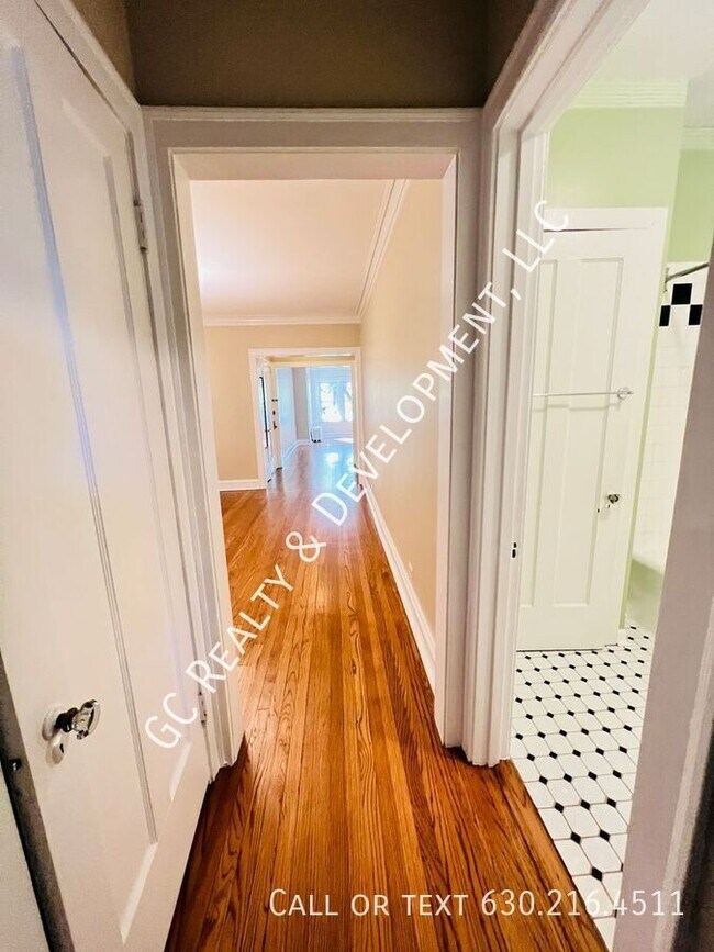 Building Photo - ***ON PARK / 1400 SQ FT 2 BDRM / OPEN FLOO...