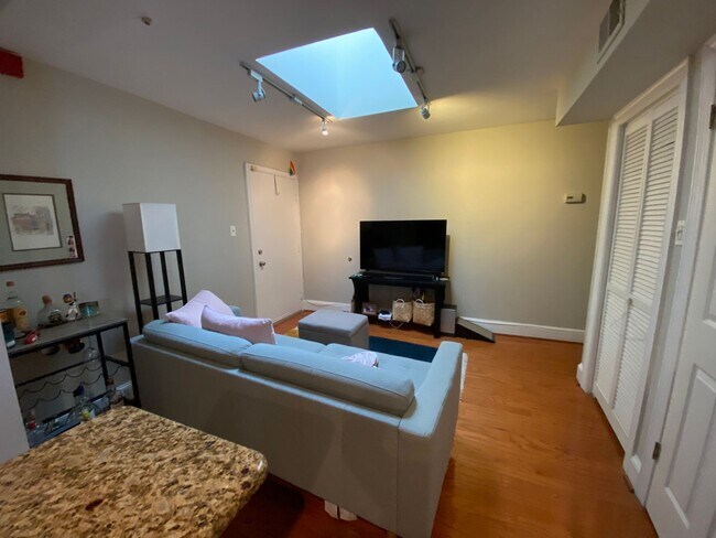 Foto del edificio - Updated 2BR/2BTH w/ HW Floors, A/C, W/D, D...