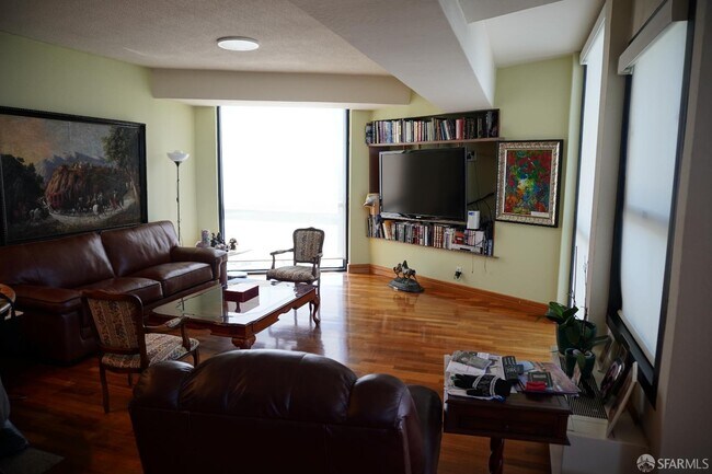 Foto del edificio - 6363 Christie Ave