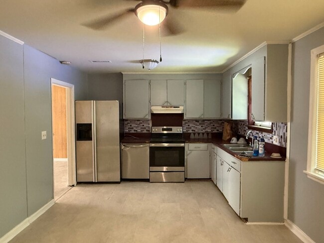 Building Photo - Freshly Updated West Ashley Rental w/ Huge Fenced Yard