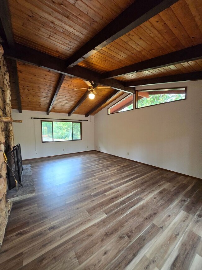 Foto del edificio - Riverfront Property 3 Bedroom 2 Bath in To...