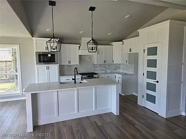 Building Photo - 3 Bedroom Luxury House