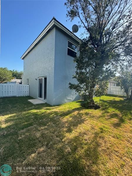 Building Photo - 9929 NW 9th Ct