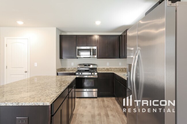 Building Photo - 927 Equine Dr