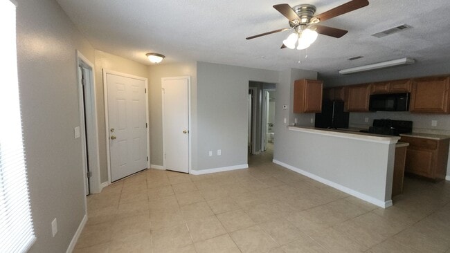 Building Photo - Great community to live in with. Great sch...
