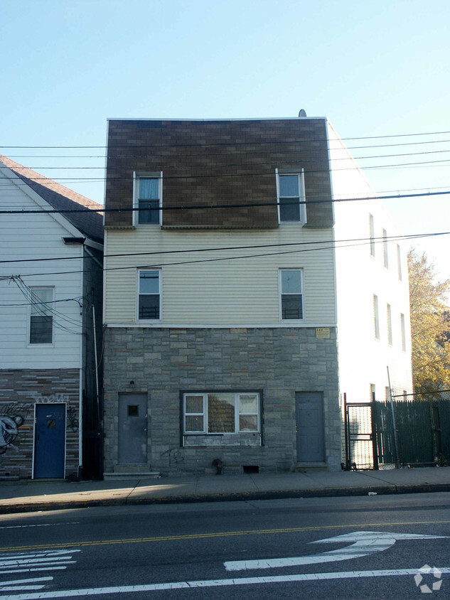 Primary Photo - 1762 E Tremont Ave