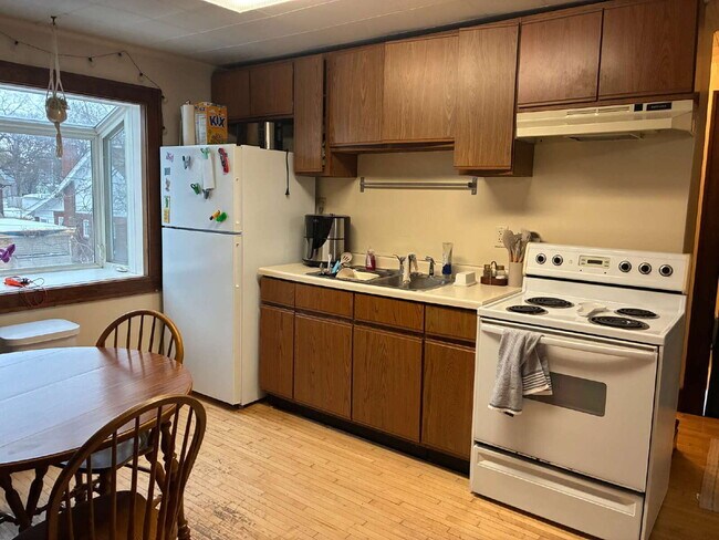 Foto del edificio - Nice 3 Bed 1 bath close to Water St. and UWEC! Available June 1st