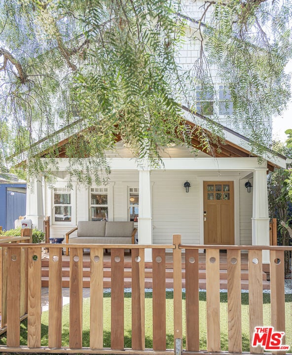 Foto del edificio - 825 Superba Ave