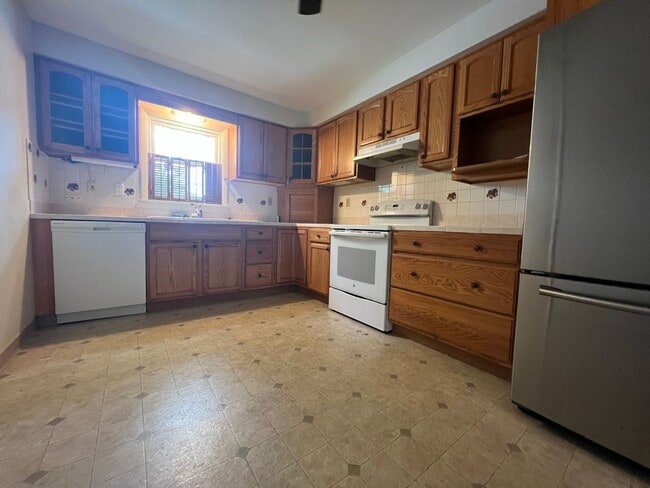 Building Photo - 26202 Lakeshore Blvd