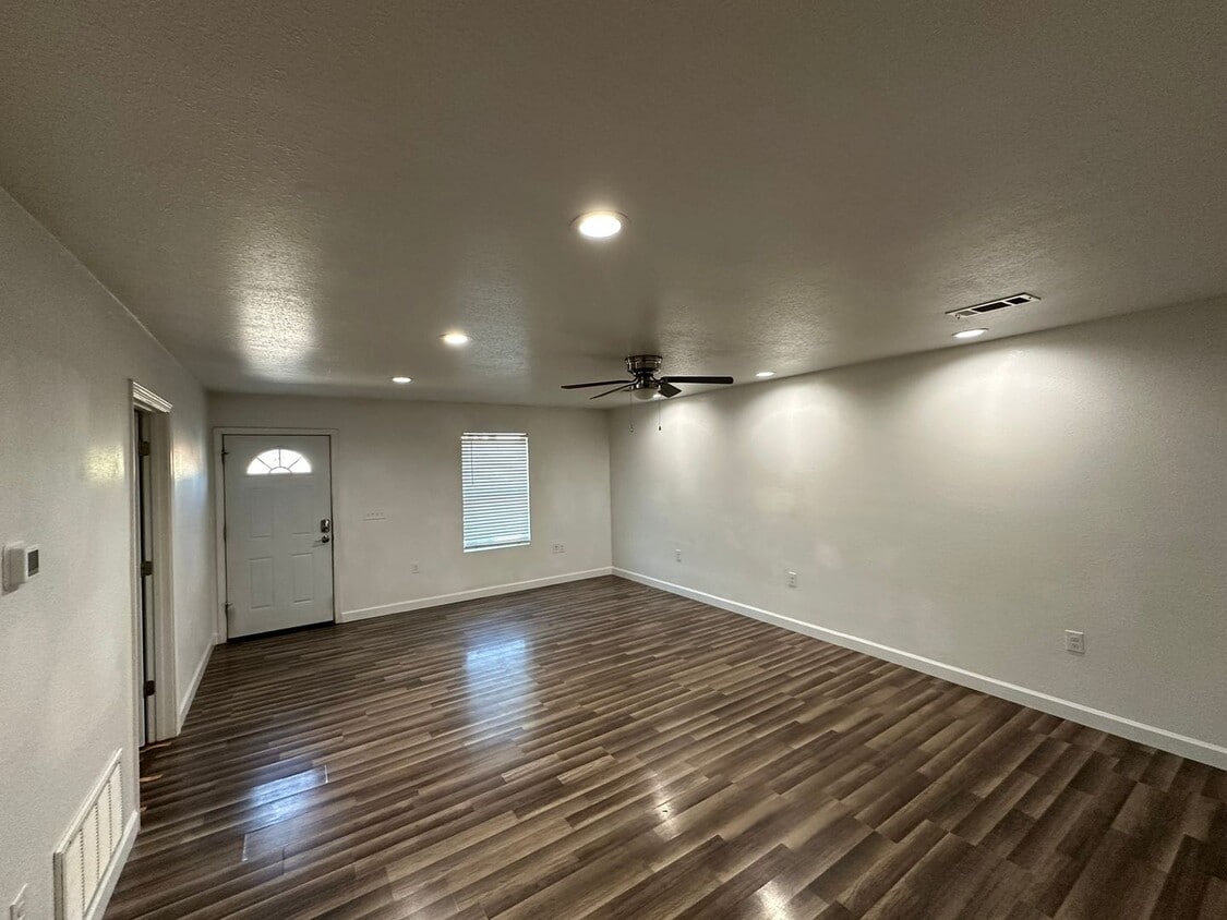 Foto principal - 3 Bed 3 Bath Townhouse