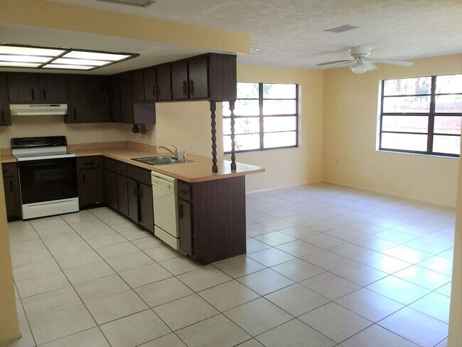 Foto del edificio - Corner Lot Home in New Port Richey