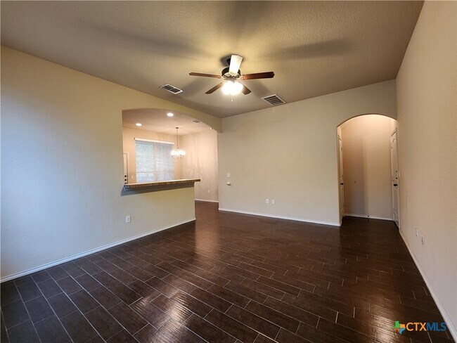Foto del edificio - 622 Creekside Cir