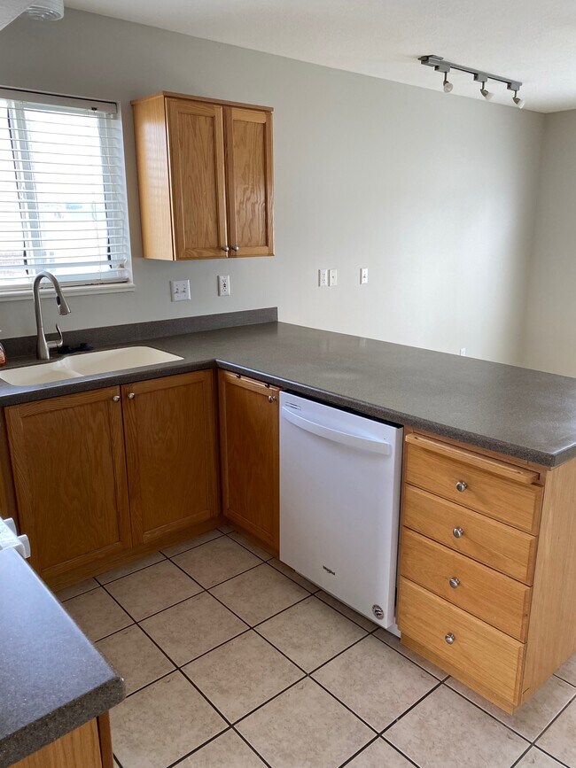 Foto del edificio - 498 Pheasant Ridge Dr
