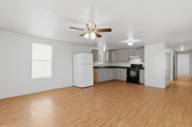 Foto del edificio - 212 Salinas Rd