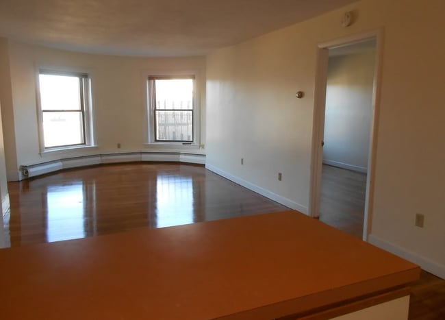 Building Photo - 922 Beacon St