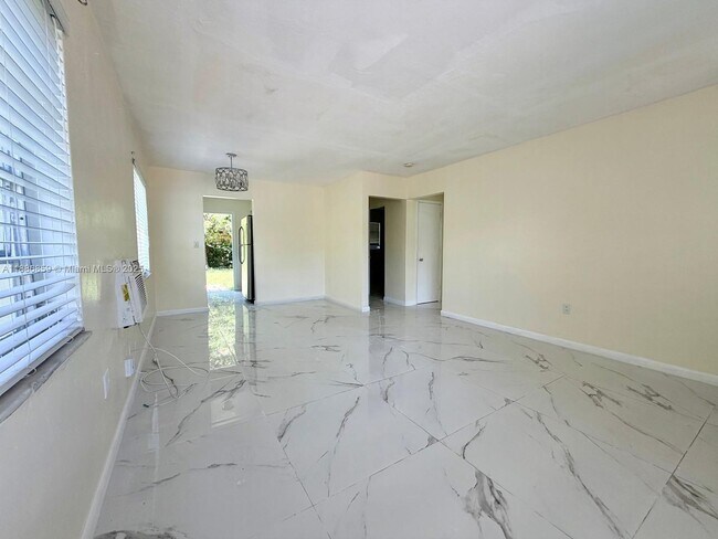 Foto del edificio - 1371 NE 150th St