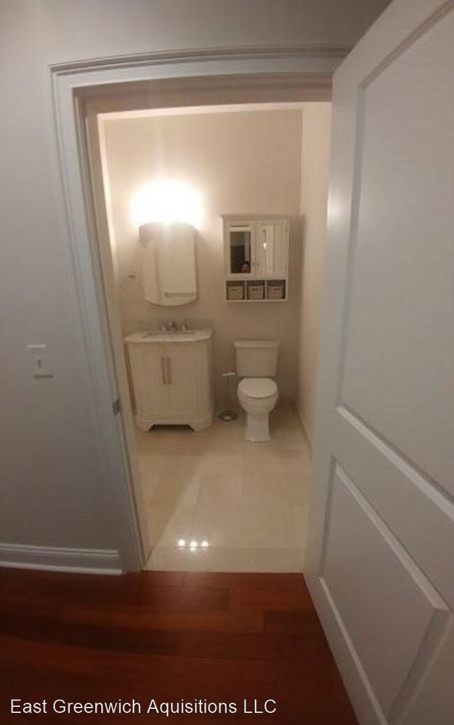 Foto del edificio - 60 Crompton Ave