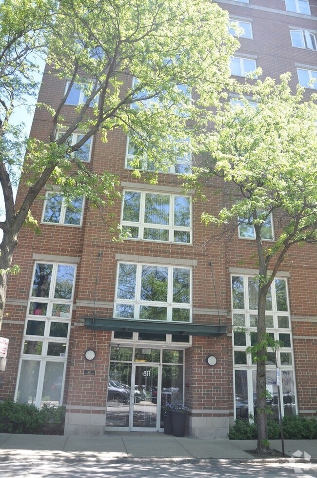 Building Photo - 811 Chicago Ave