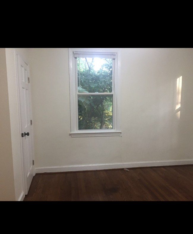 Foto del edificio - 4703 Ravenswood Rd