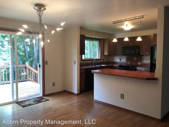 Building Photo - 4 br, 3 bath House - 446 NW Yonia Ct.