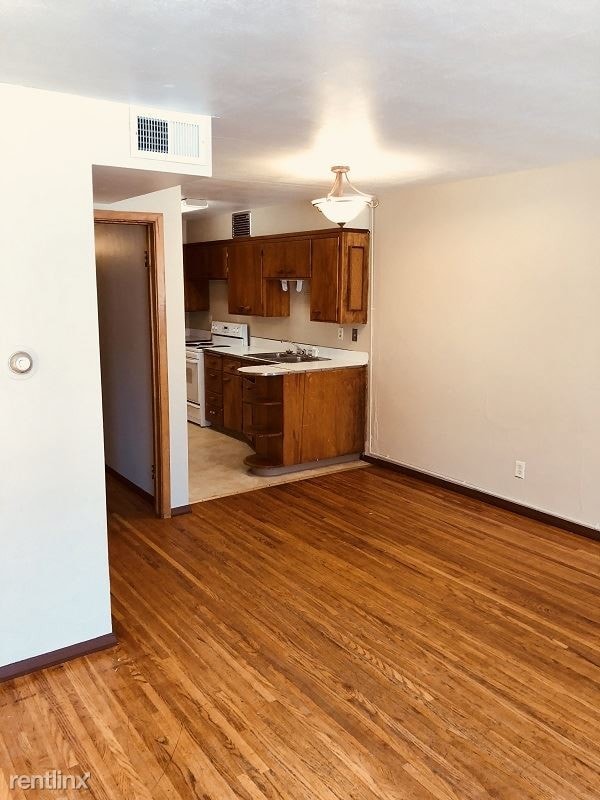 Primary Photo - 1205 Broadway N