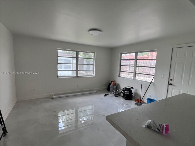 Foto del edificio - 5767 SW 9th Terrace