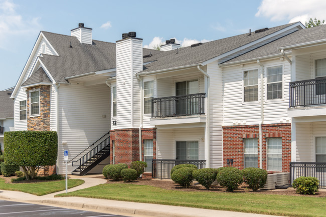 Patio o balcón en todos los apartamentos - Swift Creek Commons Apartments