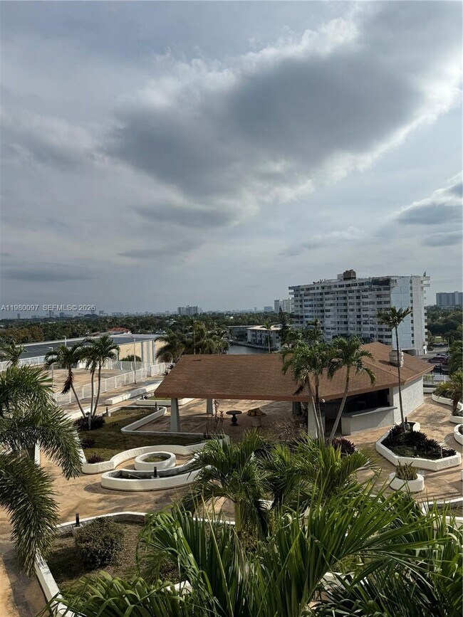 Foto del edificio - 13499 Biscayne Blvd