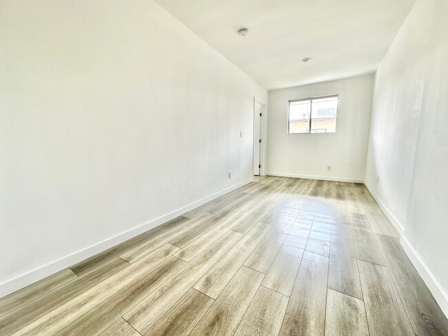 Building Photo - 318 S Mariposa Ave