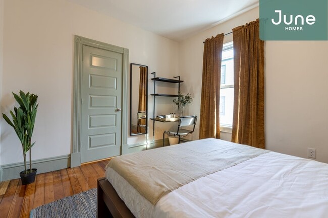 Building Photo - ROOM ONLY in 4-bed/1.0-bath Home