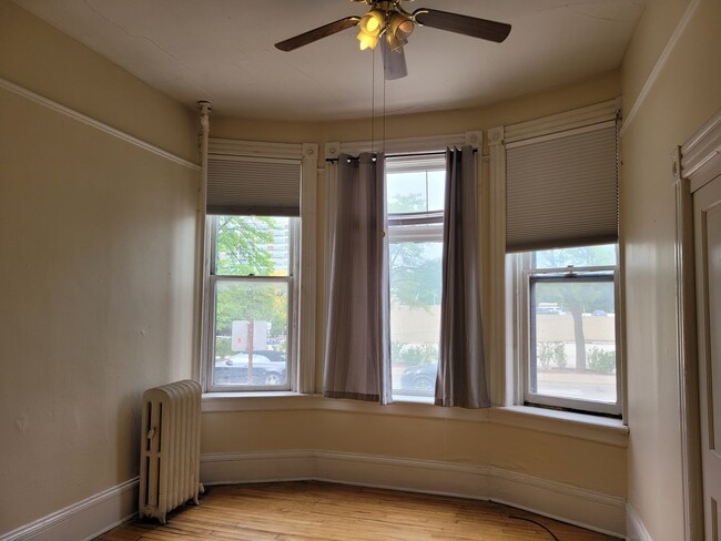 Interior Photo - 1210-12 Van Buren